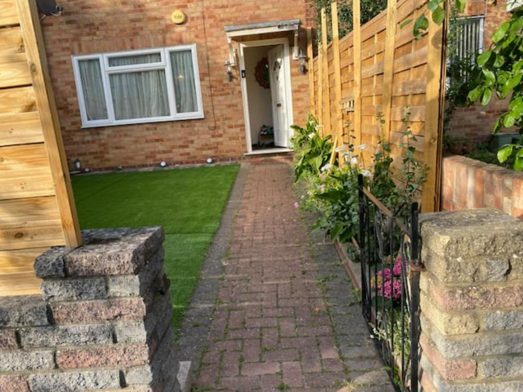 Specious Room In Northolt Northolt  Bagian luar foto